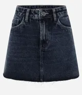Minifalda de denim estructurado color azul oscuro, con cintura media, pasadores para cinturón, cierre de botón y cremallera. Cuenta con bolsillos funcionales y ruedo deshilachado.