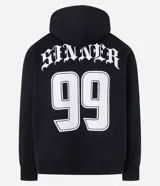 Hoodie negro de corte boxy, con capucha ajustable, bolsillo canguro y detalles bordados en el pecho. Presenta un estampado grande en la parte frontal con tipografía gótica y texto en dorado.