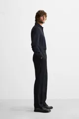 Camisa azul marino slim fit de manga larga con cuello italiano abierto y cierre frontal con botones.
