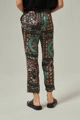 Pantalón cropped de viscosa con estampado multicolor y cintura alta con elástico.