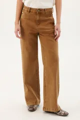 Pantalón de jean color caramelo, de corte recto y tiro medio.