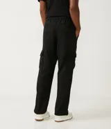 Pantalón cargo negro confeccionado en liocel con cintura elástica, cordón de ajuste y bolsillos laterales.