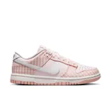 Zapatillas Nike Dunk Low Ewt de mujer, color rosa con estampado a cuadros vichy blancos y rosas.