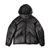 Campera puffer negra de poliéster, con capucha, cierre frontal, puños elásticos y dos bolsillos externos con cierre.