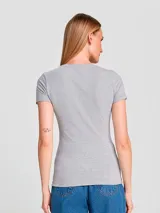 Camiseta rosa de manga corta con cuello en V y corte entallado.