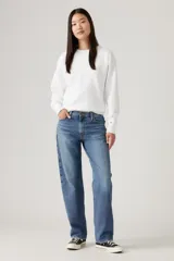 Pantalón de jean celeste de corte holgado.