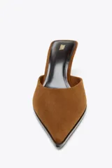 Zapato tipo mule destalonado, color marrón, de ante con tacón medio fino y punta fina.