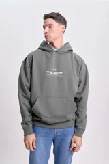 Canguro gris con capucha, cordón ajustable, bolsillo tipo canguro y puños y cintura acanalados. Estampa frontal con la frase "Music Soothes the Soul" y coordenadas.