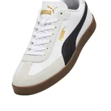 Championes Puma Club LI Era de cuero sintético negro con detalles en amarillo y suela color caramelo.