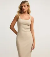 Vestido midi acanalado color celeste, con escote cuadrado y tirantes medios. Confeccionado en algodón sostenible con elastano para mayor comodidad y ajuste.