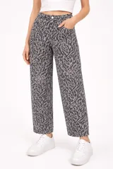 Pantalón de jean estampado con diseño animal print en tonos grises y negros, de calce alto y corte holgado.
