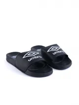 Ojotas negras marca Umbro, con logo de la marca en la tira superior.