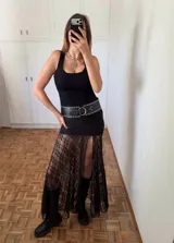 Falda larga de encaje negro con tajo lateral y cintura elastizada.