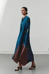 Túnica larga azul con efecto degradado en el ruedo, de corte amplio y mangas 3/4.
