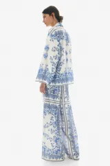 Pantalón palazzo de tiro alto con cintura elástica y cordón ajustable. Estampado paisley en tonos azules y blancos.