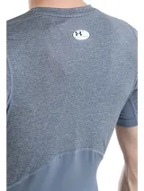 Remera deportiva gris de manga corta, ajustada al cuerpo, con logo Under Armour en el pecho.