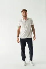 Remera con cuello polo en tejido buttoné, corte regular, logo bordado y mangas cortas.