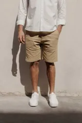 Bermuda color beige lisa con bolsillos laterales y traseros.