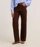 Pantalón de vestir marrón de corte recto, cintura alta, con bolsillos laterales y traseros.