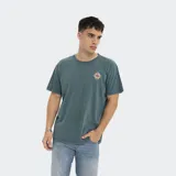 Remera verde de corte oversize con estampado pequeño en el pecho.
