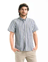 Camisa de hombre a cuadros azules, blancos y verdes, de manga corta y corte clásico.