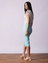 Bermuda color celeste en gabardina elastizada, marca Ruby Rd. Tiro medio, pretina ancha elastizada, bolsillos delanteros simulados y bolsillos traseros aplicados.