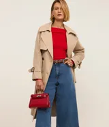 Pantalón de jean de corte wide leg cropped, tiro alto y trabillas para cinturón.