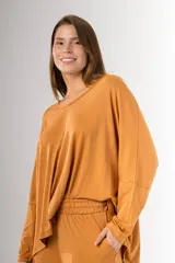 Conjunto color camel compuesto por un remerón de mangas 3/4 con cuello en V y un pantalón palazzo con cintura elastizada.