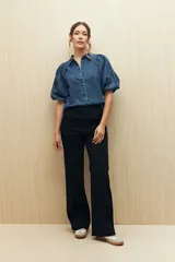 Pantalón de jean negro de corte recto y tiro alto.