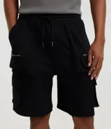 Bermuda masculina de algodón y poliéster, color marrón oliva, con cintura ajustable mediante cordón, pliegues frontales y múltiples bolsillos cargo con cierres metálicos.