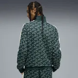 Campera deportiva Puma T7 AOP, color verde con estampado del logo de la marca en blanco. Presenta cierre frontal, cuello alto, bolsillos laterales y mangas largas con franjas blancas.