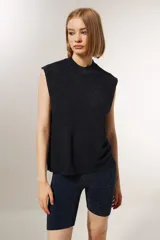 Musculosa azul noche de poliéster con cuello alto y corte ancho.