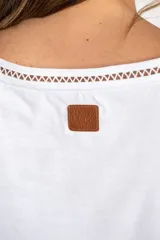 Remera blanca de algodón con escote en V y detalle de puntilla en el borde.