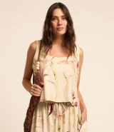 Blusa sin mangas confeccionada en viscosa y lino, con escote cuadrado, estampado de hojas y botones laterales.