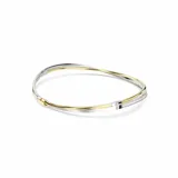 Gargantilla Swarovski modelo Hyperbola, con doble banda superpuesta en tonos plateado y dorado, adornada con circonitas Swarovski de talla redonda.