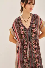 Vestido largo con estampado floral y de rayas verticales, escote en V, mangas cortas y lazo ajustable en la cintura con borlas decorativas.