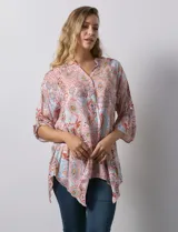 Camisa de gasa estampada con arabescos, marca Grand & Greene. Cuello a la base, escote en V y abertura central con botones. Largo de manga regulable con presilla y botón.