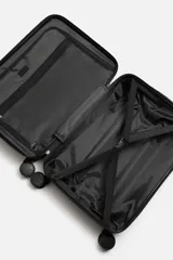 Maleta de cabina rígida color negro con diseño de líneas en relieve. Cuenta con cuatro ruedas giratorias, cierre TSA Lock con cremallera, compartimento principal con dos zonas y separador con cierre, forro en tejido técnico y asa telescópica.
