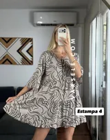 Vestido corto color verde oliva con estampado de hojas en blanco y negro, escote con lazo ajustable y mangas 3/4 acampanadas.