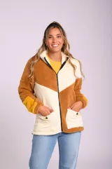 Campera de sherpa combinada en color beige, marrón y amarillo, con cuello alto y cierre frontal.