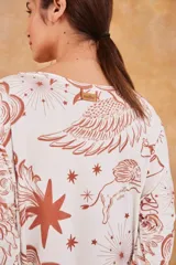 Vestido amplio con mangas acampanadas en estampado exclusivo de caracteres y elementos decorativos.