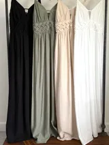 Vestido largo color crema, de breteles finos regulables, con guarda trenzada en la cintura y elástico en la espalda.