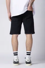 Bermuda de jean gris oscuro, corte recto y largo hasta la rodilla.