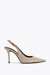 Zapato de tacón destalonado color beige, con punta fina, tira trasera con hebilla ajustable y tacón alto fino de 9 cm.