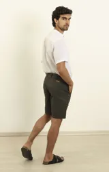 Bermuda de lino y algodón color gris oscuro, corte relaxed fit, con cintura elástica ajustable con cordón, bolsillos frontales y traseros.