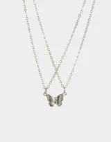 Set de dos collares plateados con dije de mariposa con imán.
