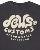 Remera color borgoña con cuello redondo y mangas cortas. Estampado pequeño en el pecho con el logo de la marca Deus Ex Machina.
