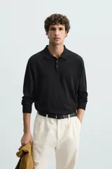 Polo de manga larga color negro, tejido en hilatura con mezcla de algodón y seda, de corte regular fit, con cuello solapa y cierre frontal de botonadura.