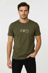 Remera blanca de algodón con cuello redondo a la base y manga corta. Presenta un estampado central con tres ilustraciones minimalistas en negro y texto debajo de cada una.