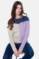 Buzo tejido de punto con diseño de bloques de color: azul marino en la parte superior, beige en la mitad izquierda y lila en la mitad derecha.